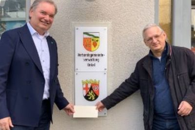 Bürgermeister Karsten Fehr (links) übergibt Herrn Lutz Hoffmann (rechts) die Spende